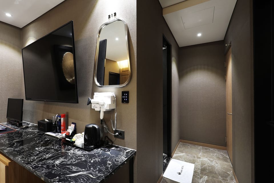 Luxury Double Room | Free minibar, laptop workspace, free WiFi, bed sheets