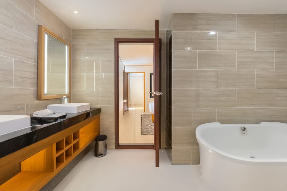 Suite, Sea View | Bathroom | Separate tub and shower, hydromassage showerhead, free toiletries