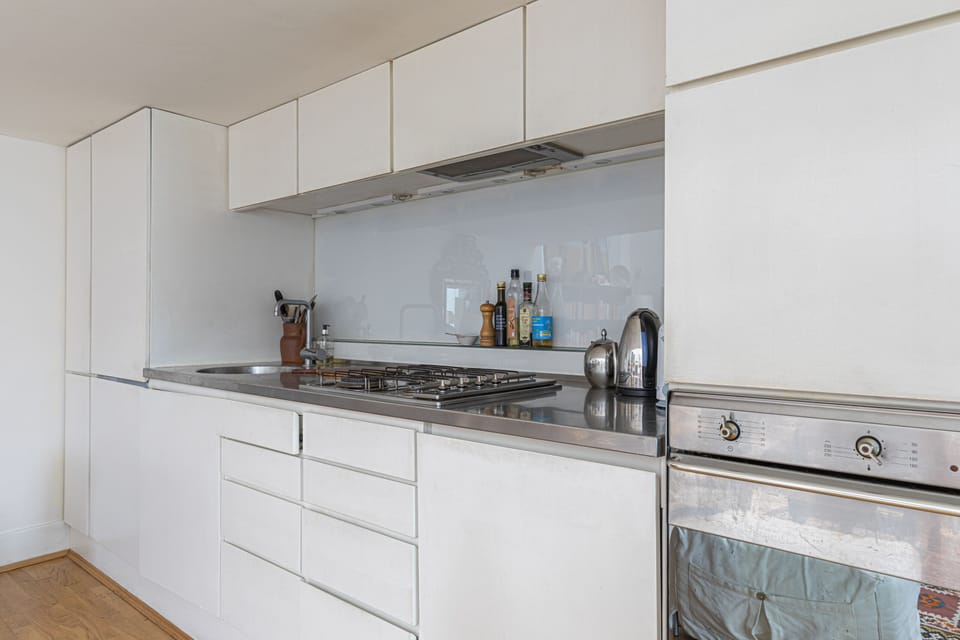 Comfort Room (1 Bedroom) | Private kitchen | Fridge, oven, coffee/tea maker, electric kettle