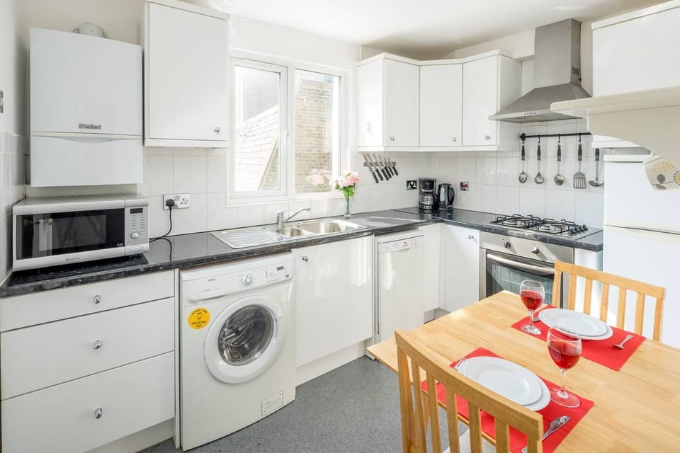 Comfort Room (1 Bedroom) | Private kitchen | Oven, coffee/tea maker, electric kettle, dining tables