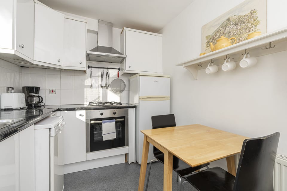 Comfort Room (1 Bedroom) | Private kitchen | Oven, coffee/tea maker, electric kettle, dining tables