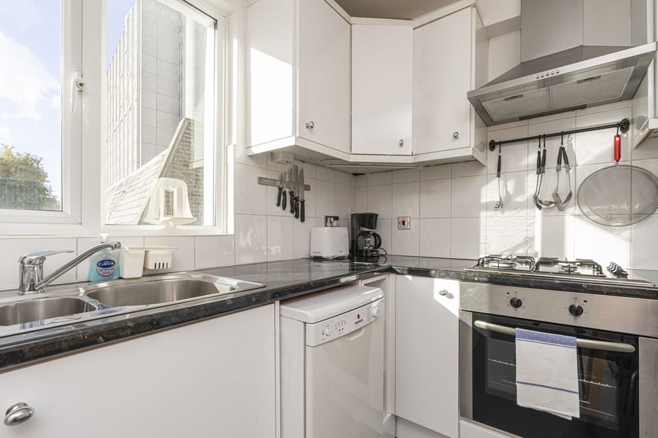 Comfort Room (1 Bedroom) | Private kitchen | Oven, coffee/tea maker, electric kettle, dining tables