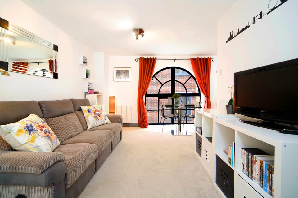 Room (1 Bedroom) | Living area | Flat-screen TV, books