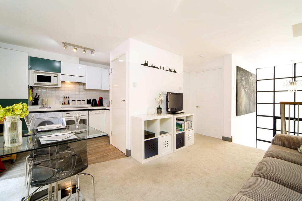 Room (1 Bedroom) | Living area | Flat-screen TV, books