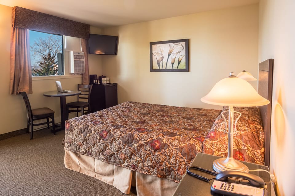 Desk, blackout drapes, soundproofing, WiFi (free)