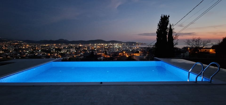 Seasonal outdoor pool, pool umbrellas