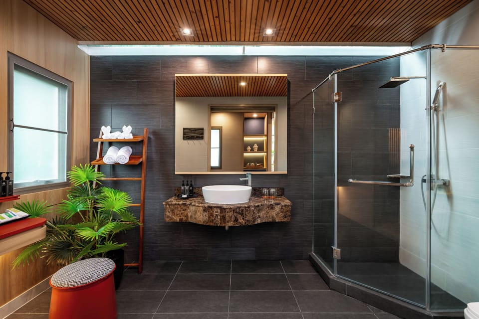 Panoramic Deluxe Room | Bathroom | Free toiletries, hair dryer, bathrobes, towels