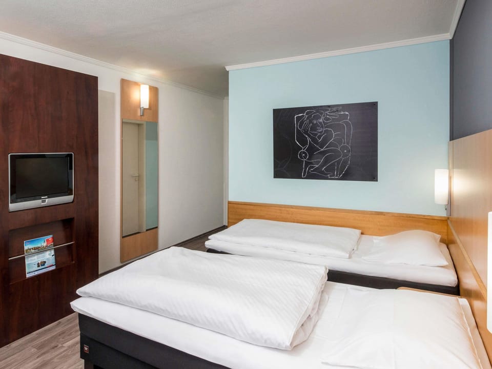 Standard Room, 2 Twin Beds | In-room safe, desk, iron/ironing board, WiFi (free)