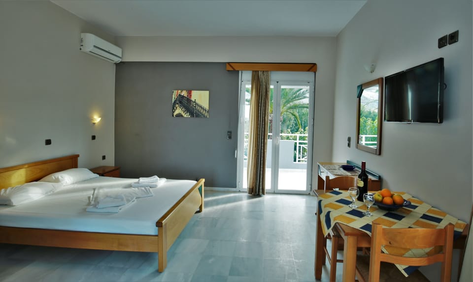 Studio | Blackout drapes, soundproofing, free cribs/infant beds, free WiFi