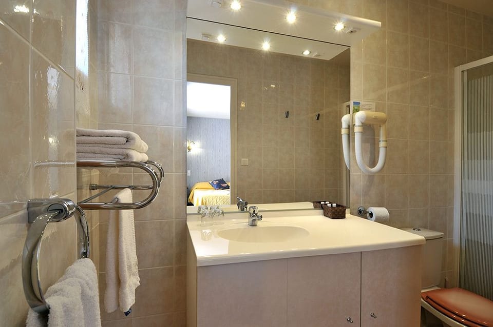 Comfort Double Room, Garden View | Bathroom sink