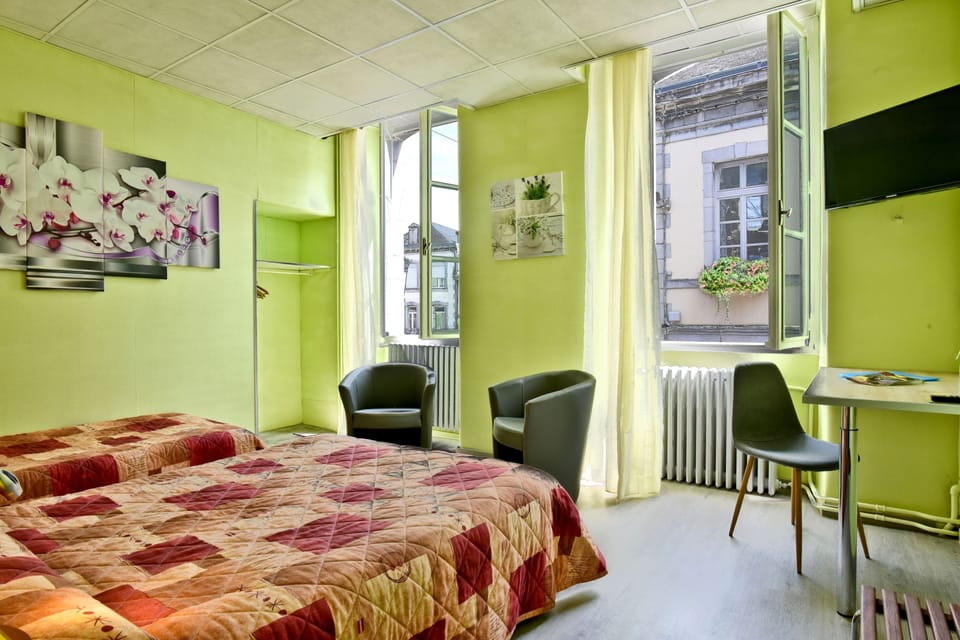 Standard Triple Room | In-room safe, desk, iron/ironing board, WiFi (free)