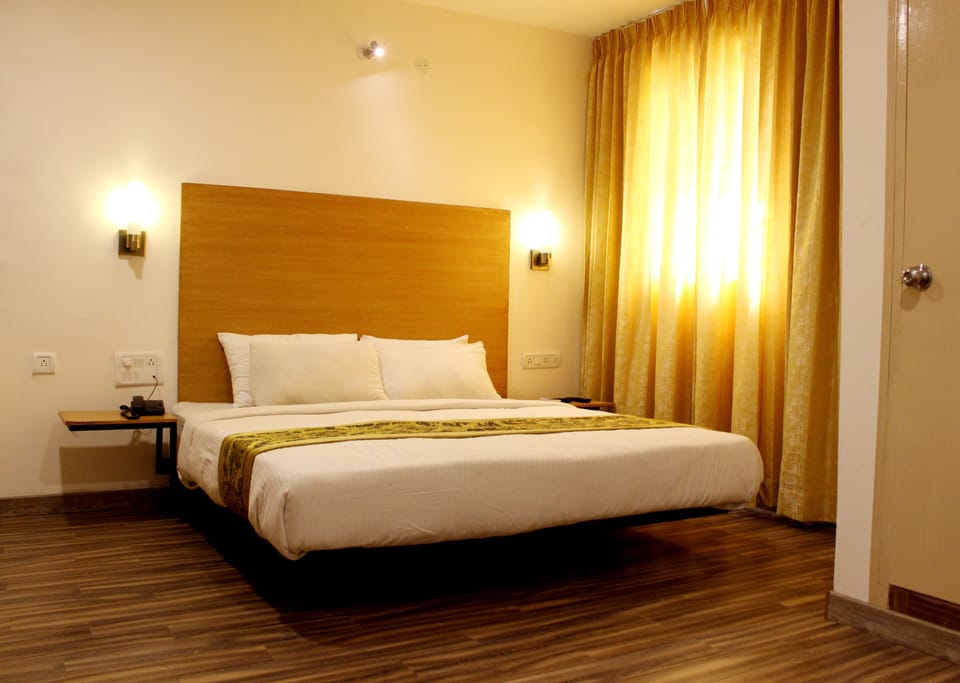 Executive Room (With Balcony) | In-room safe, desk, iron/ironing board, free WiFi