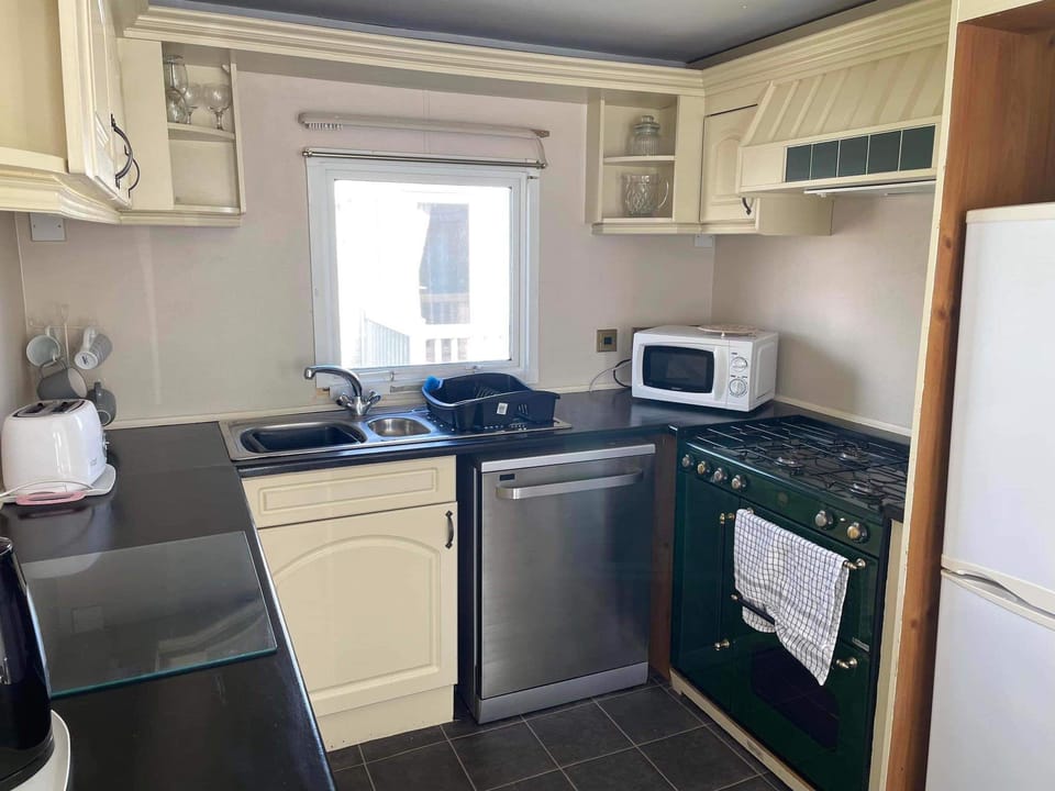Chalet | Private kitchen | Fridge, microwave, oven, stovetop