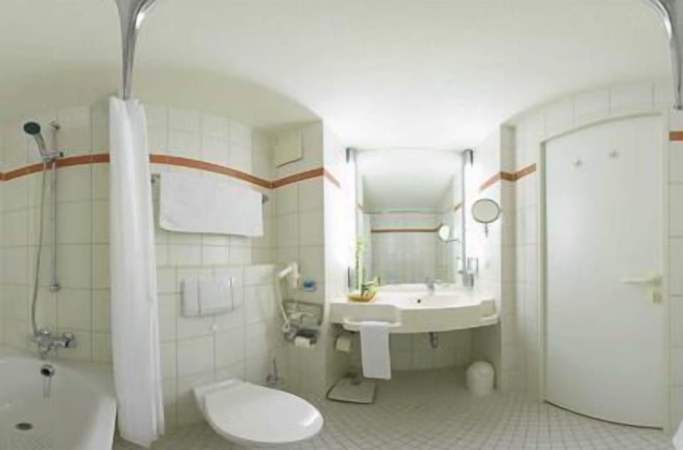 Combined shower/tub, deep soaking tub, free toiletries, hair dryer