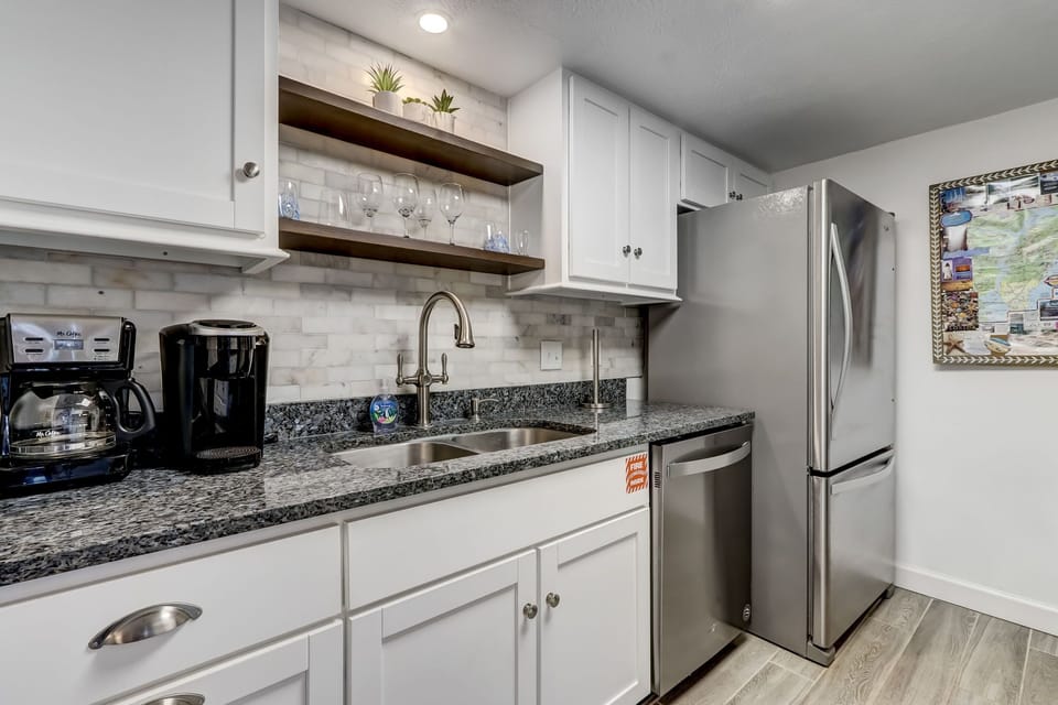 Fully Equipped Kitchen with Granite Countertops and Stainless Steel Appliances