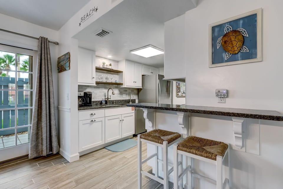 Fully Equipped Kitchen with Granite Countertops and Stainless Steel Appliances