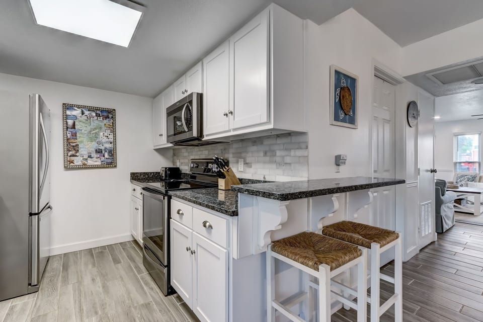 Fully Equipped Kitchen with Granite Countertops and Stainless Steel Appliances