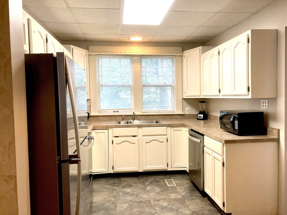 Full kitchen