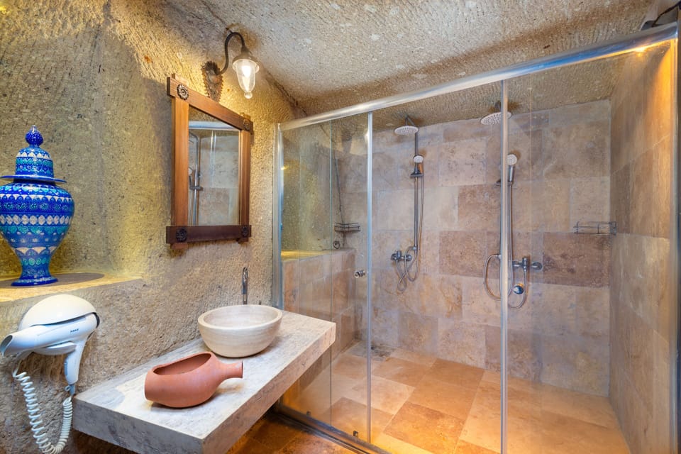 Deluxe - 106 | Bathroom | Free toiletries, hair dryer, slippers, towels