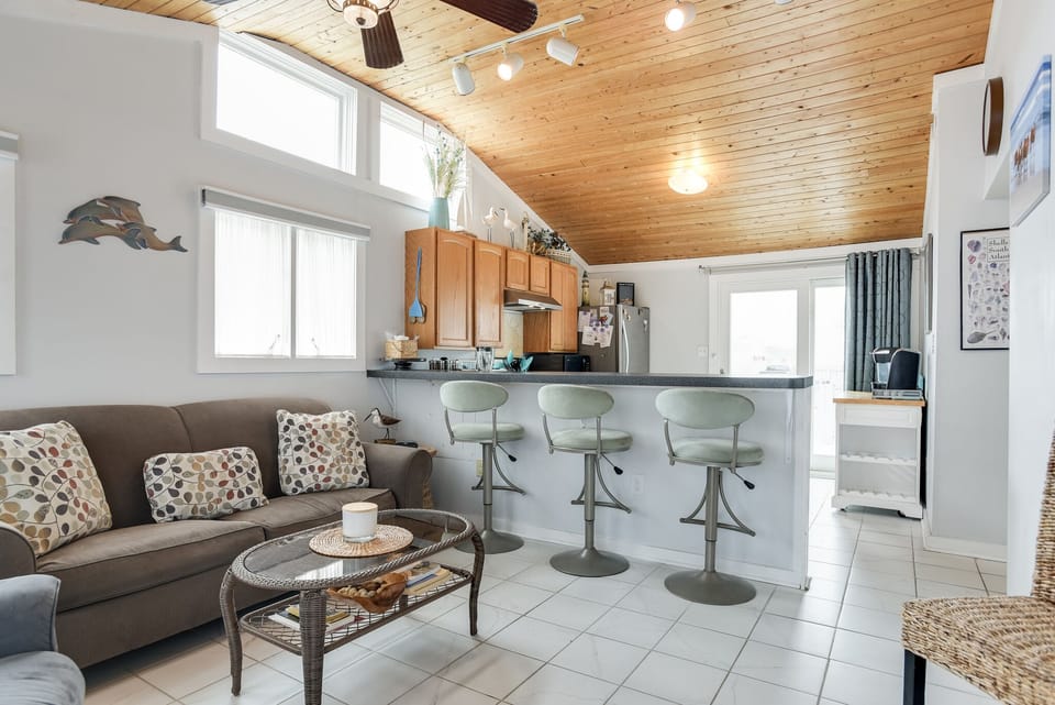 KDS6312: Blackbird Inn l Bottom Level Living to Kitchen