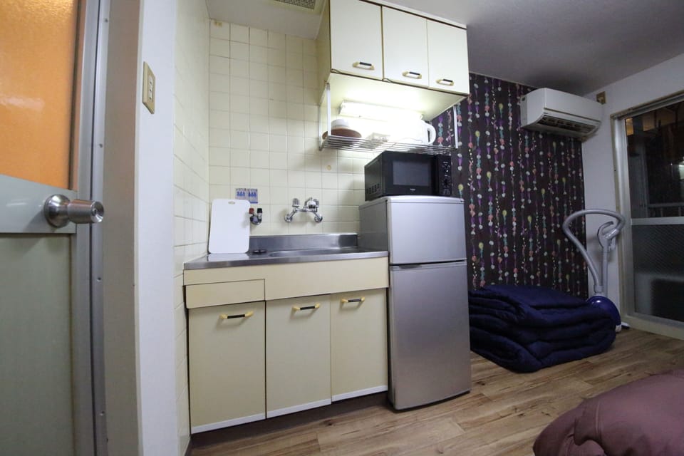 Basic Double Room, 1 Bedroom | Private kitchenette | Fridge, microwave, stovetop, cookware/dishes/utensils