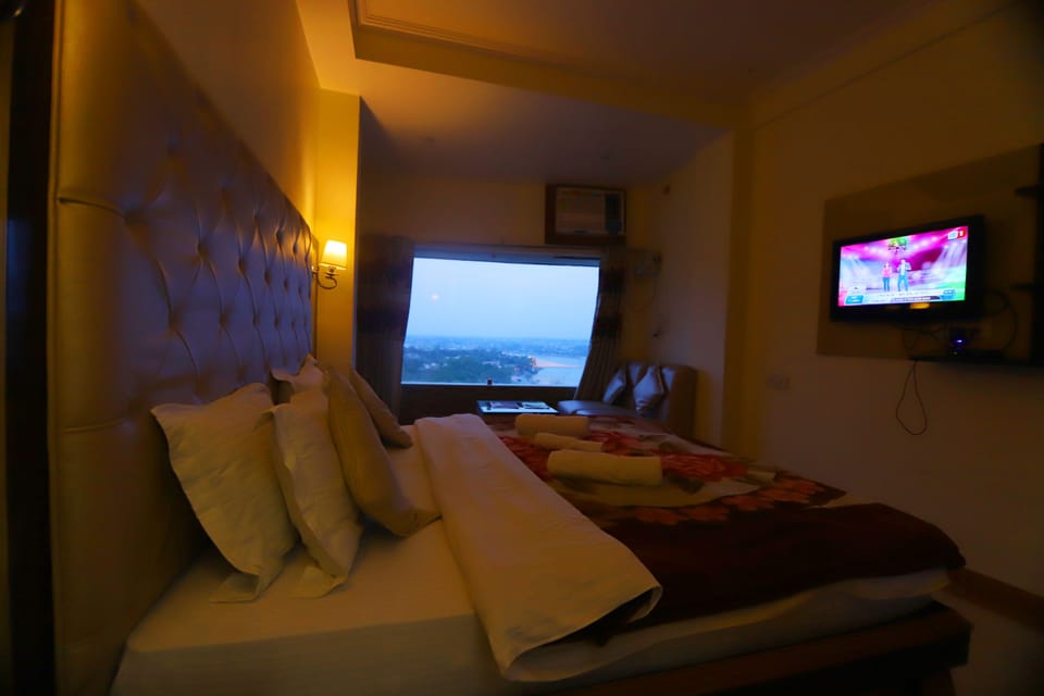 Executive Room, 1 Double Bed | Premium bedding, memory foam beds, blackout drapes, iron/ironing board