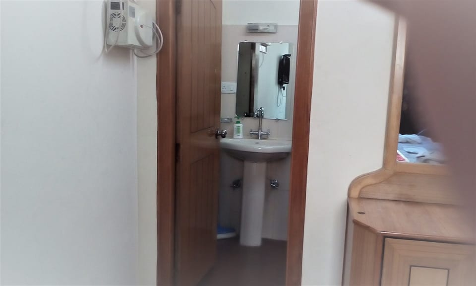 Deluxe Room | Bathroom sink