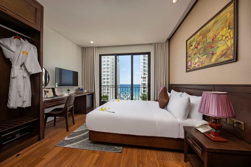 Deluxe Double Balcony with Sea View - Afternoon Tea Included | Premium bedding, pillowtop beds, minibar, in-room safe