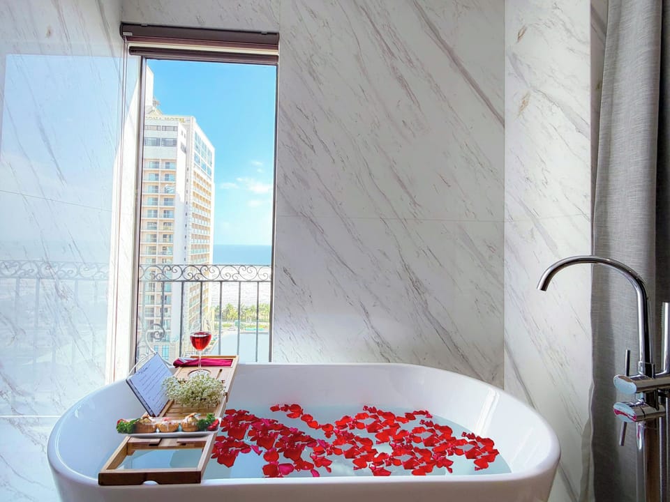 Executive Sea View King Suite with Bathtub & Balcony - Afternoon Tea Included | Bathroom | Free toiletries, hair dryer, bathrobes, slippers