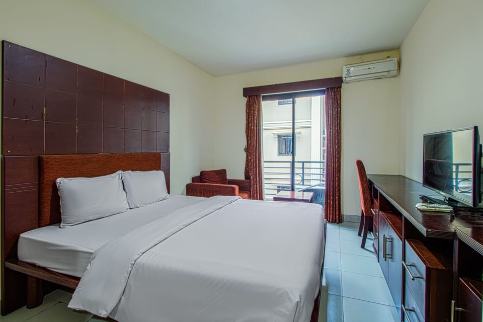 VIP | Desk, free WiFi, bed sheets