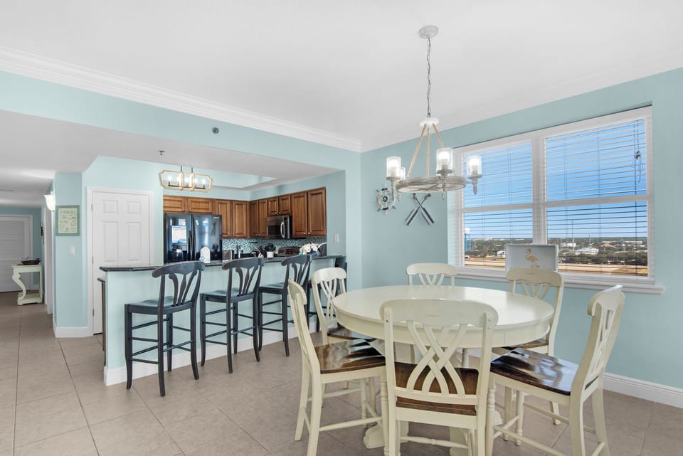 Dining and eat-in bar seating