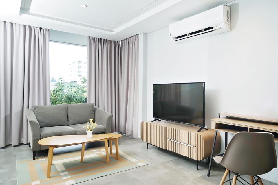 Junior Room | Living area | 32-inch LCD TV with cable channels, TV