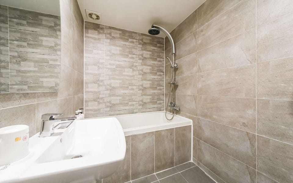Standard Room | Bathroom | Combined shower/tub, free toiletries, hair dryer, towels