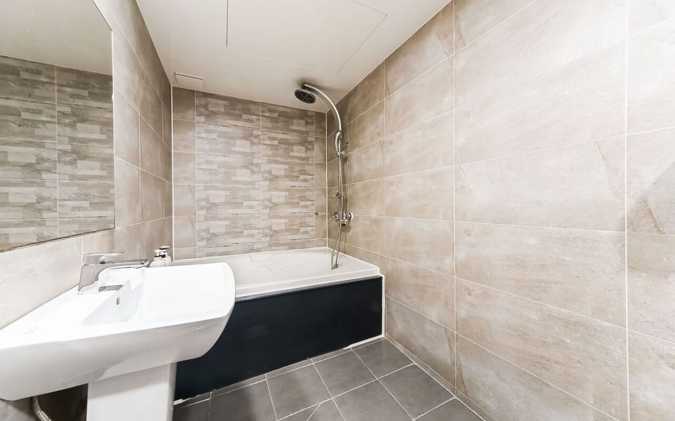 Deluxe Room | Bathroom | Combined shower/tub, free toiletries, hair dryer, towels