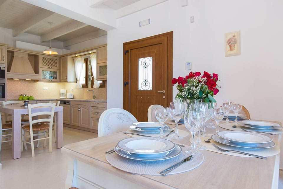Dinning area and kitchen!