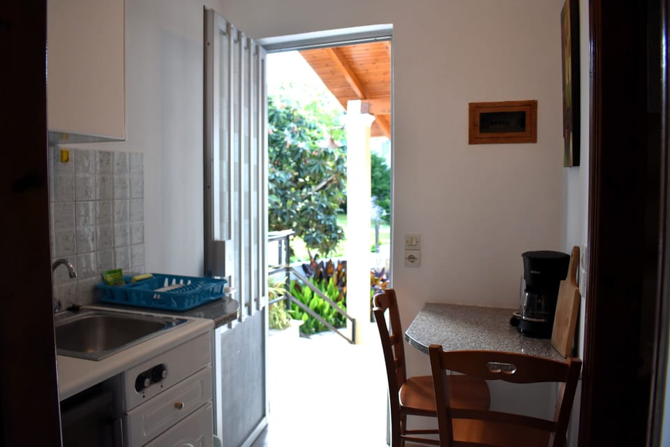 Studio, Garden View | Private kitchen | Fridge, stovetop, coffee/tea maker, electric kettle