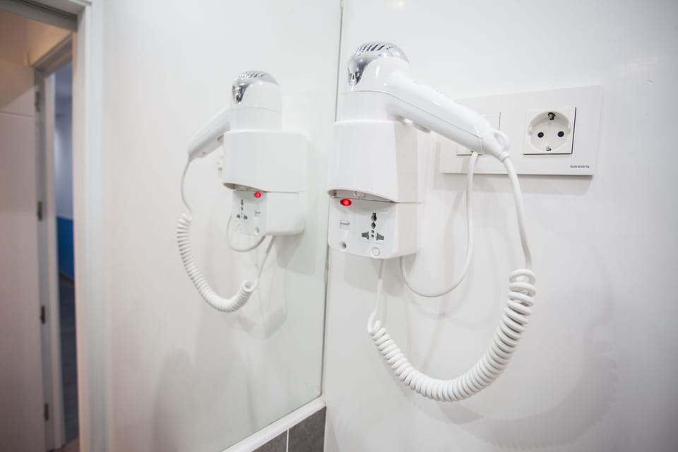 Standard Single Room | Bathroom amenities | Hair dryer, towels