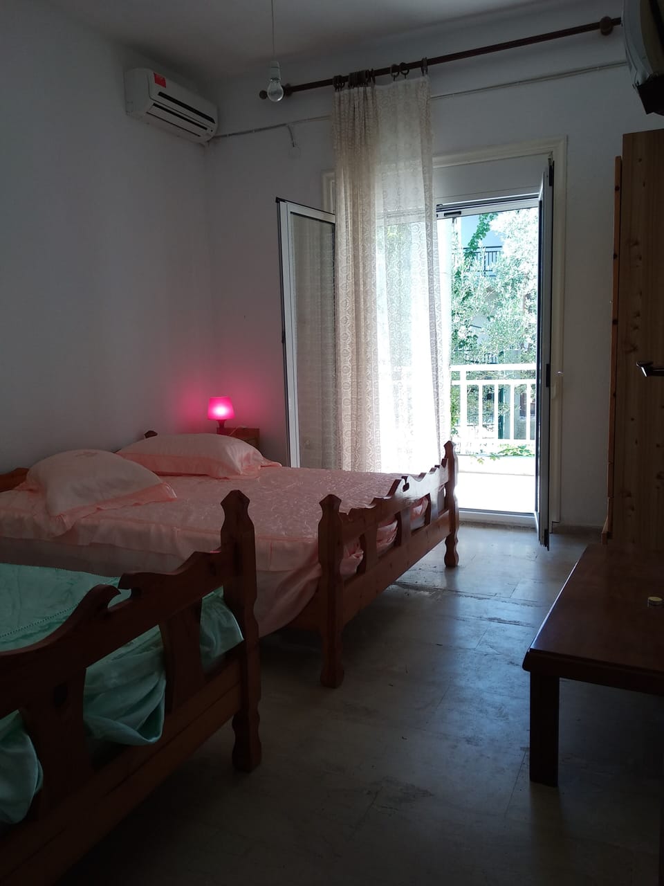 Free WiFi, bed sheets