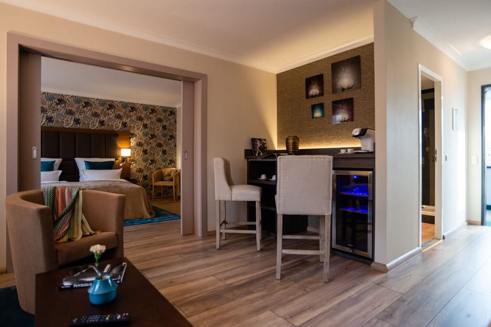 Suite, 1 King Bed, 2 Bathrooms, Garden Area | Hypo-allergenic bedding, down comforters, in-room safe