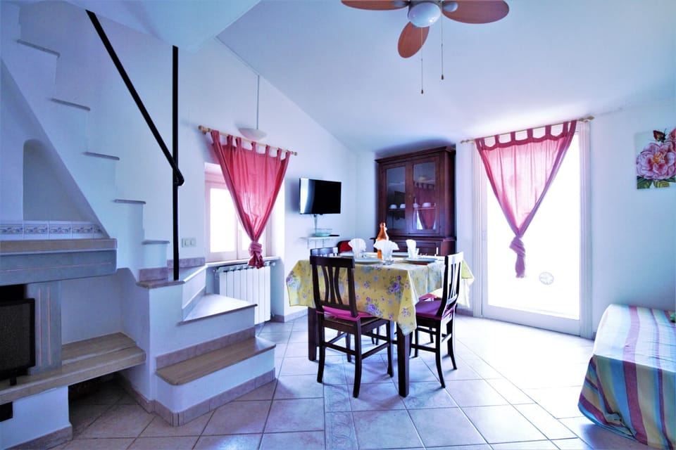Apartment, 2 Bedrooms, Fireplace, Sea View | In-room dining