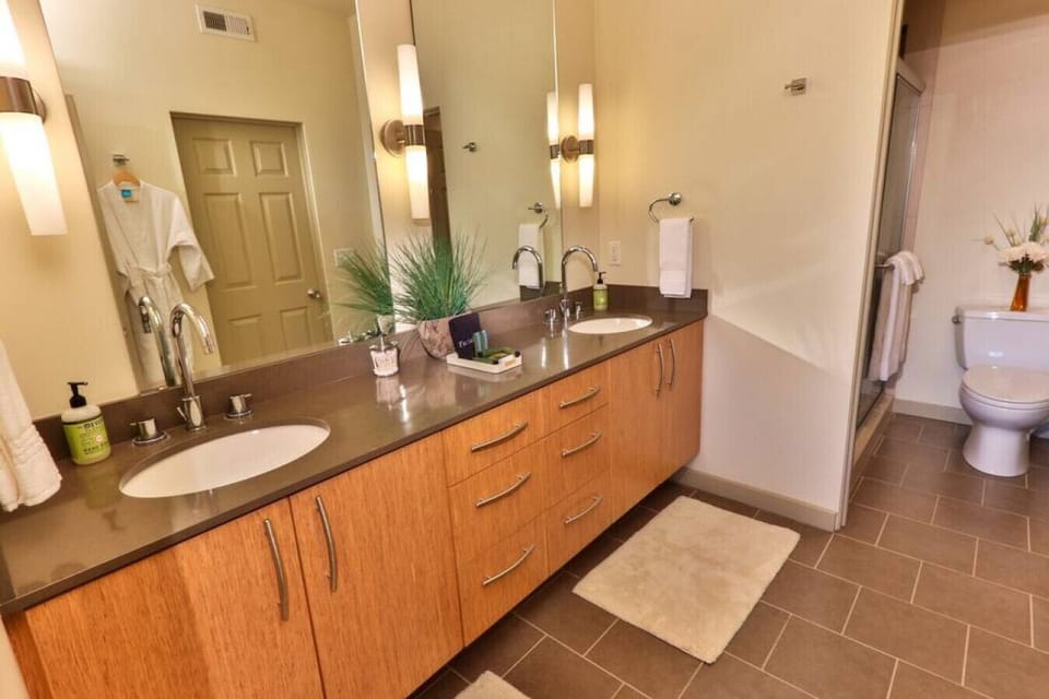 3rd floor King En-suite bathroom w/ walk-in shower