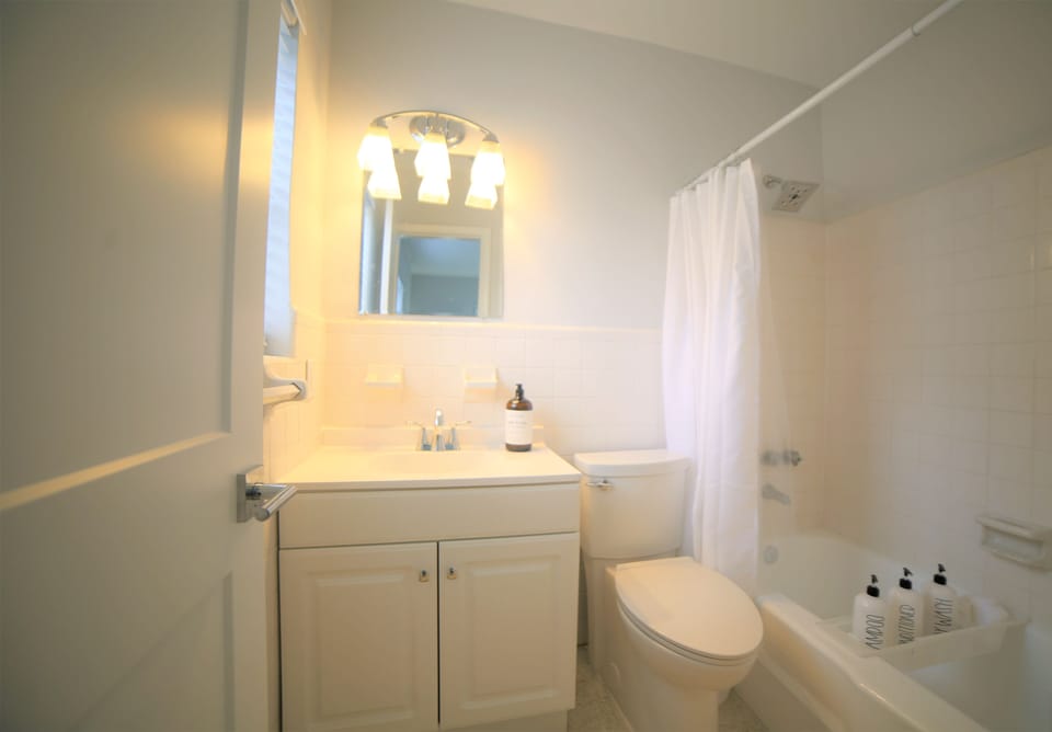 Full Bathroom 1 of 2 in home
