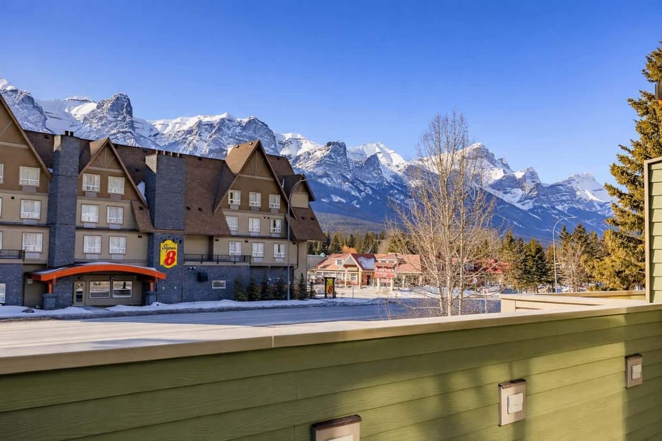 Relax on the deck and enjoy sunshine and incredible 180 degree mountain views, from Three Sisters in the East, to Cascade Mountain in the West.