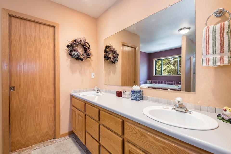 En suite master bathroom
