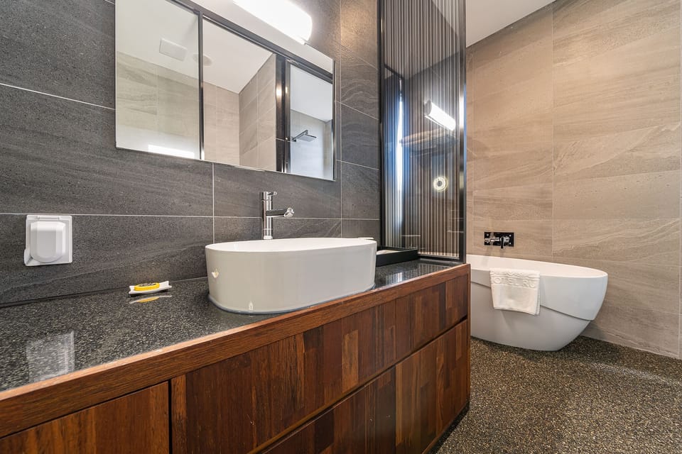 Deluxe Double Room | Bathroom | Separate tub and shower, free toiletries, hair dryer, bathrobes