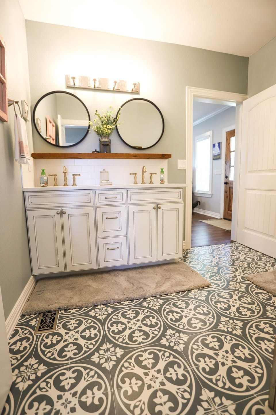 Bathroom 2 with Shower/Bathtub and Double Vanity
