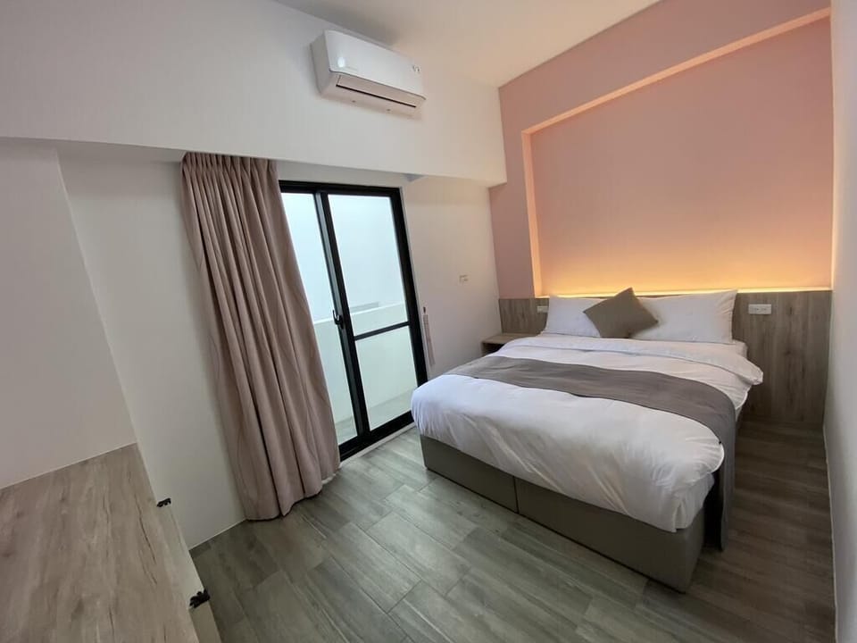 Desk, blackout drapes, free WiFi, bed sheets