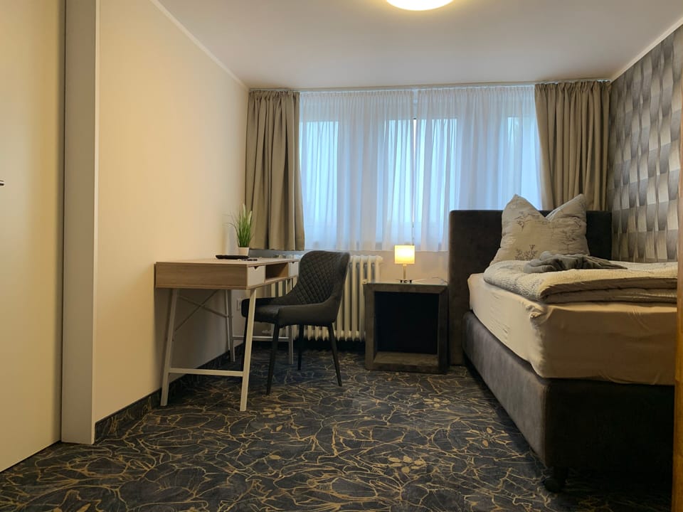 Basic Single Room | Desk, laptop workspace, blackout drapes, soundproofing