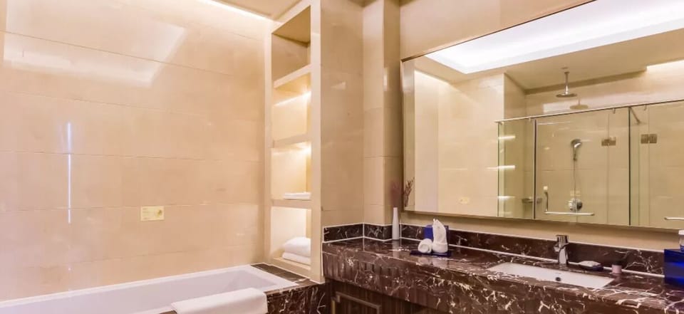 Business Suite | Bathroom | Shower, free toiletries, hair dryer, slippers