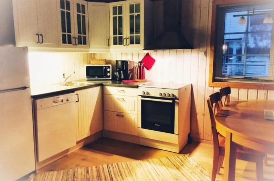 Comfort Cabin | Private kitchen | Oven, stovetop, dishwasher, electric kettle